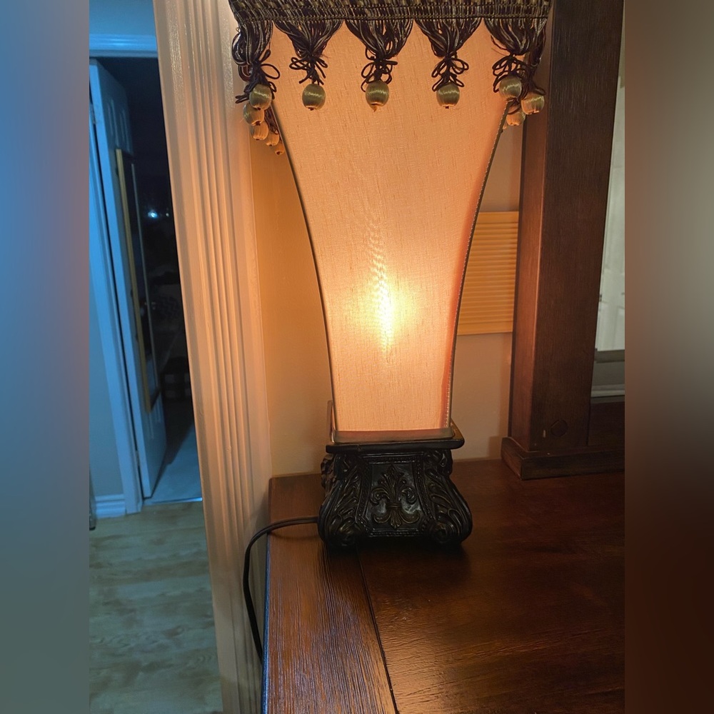 Upside down lamp with tussles